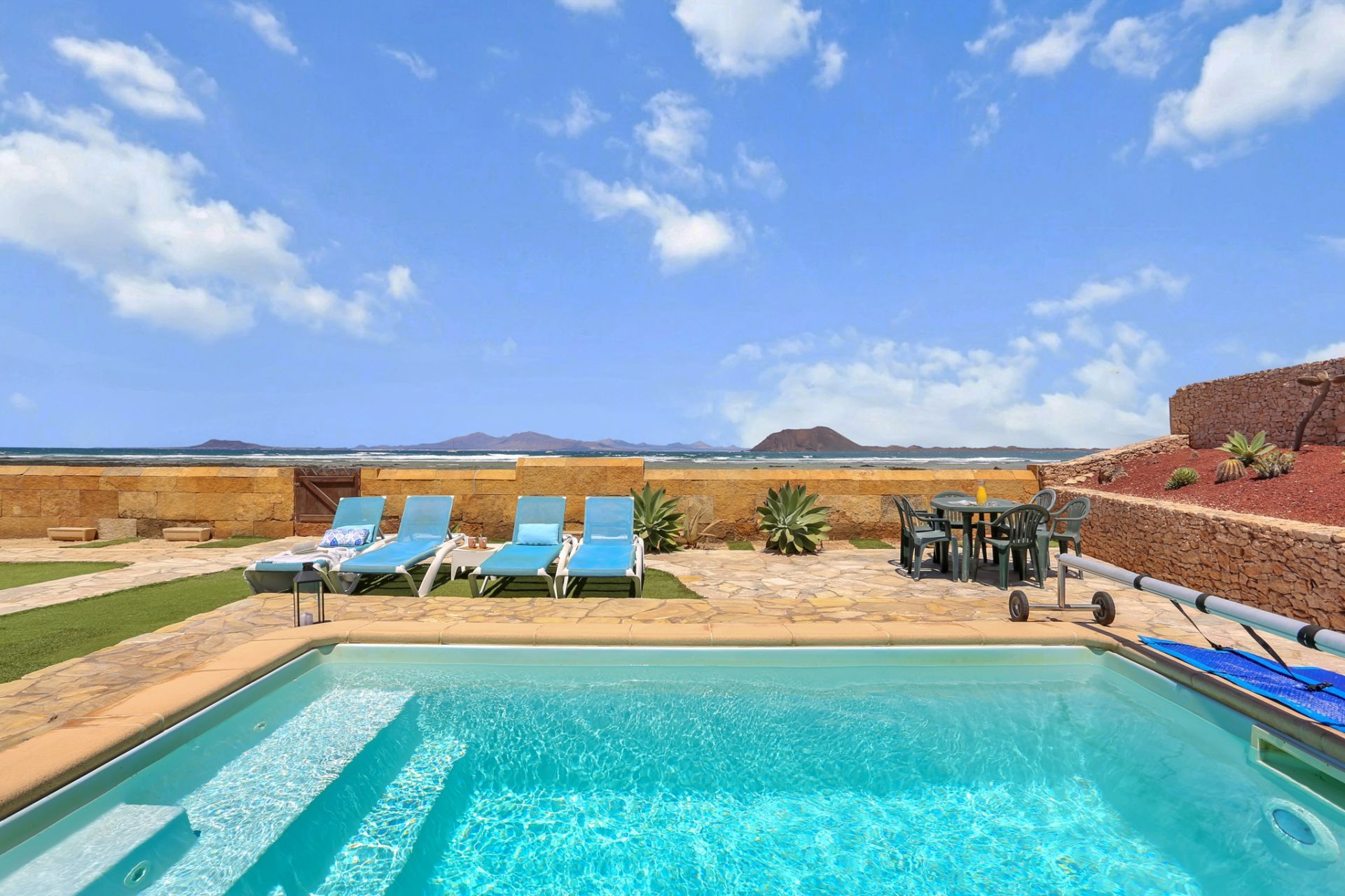 Le Petit Château, villa en première ligne de plage.